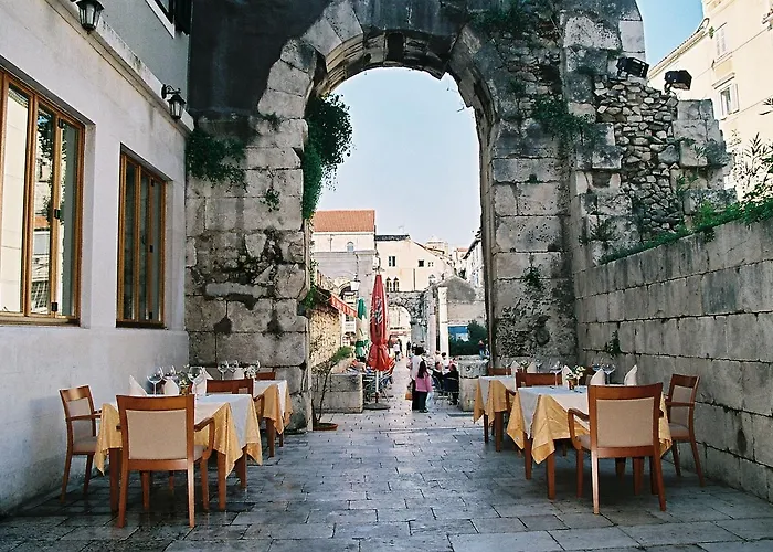 Hotel Peristil
