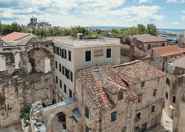 Hotel Peristil