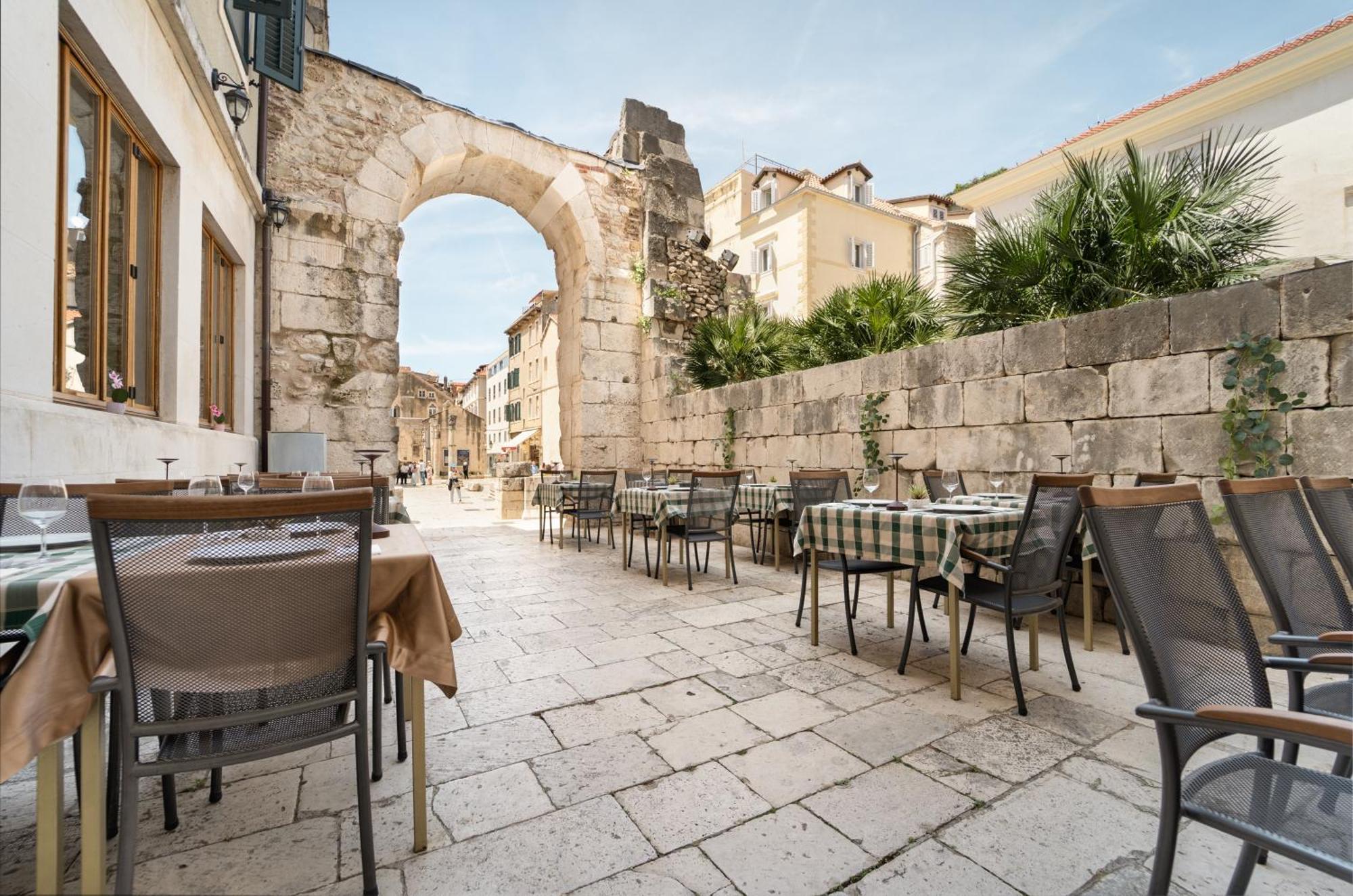 Hotel Peristil 3*
