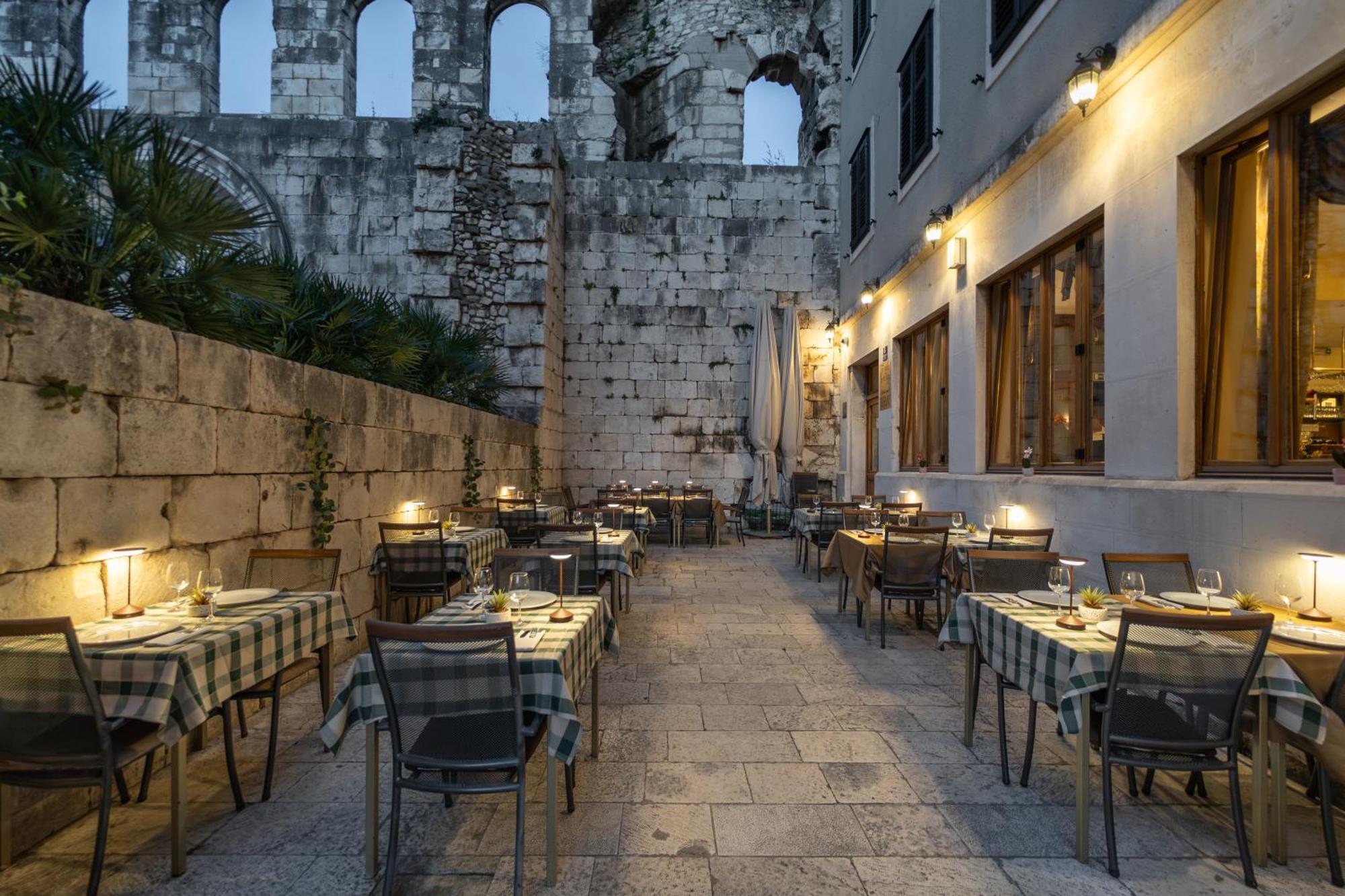 Hotel Peristil
